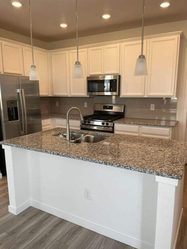 Foto del edificio - Spacious 4 Bed Townhome with 2-Car Garage in Erie-Available June 1!