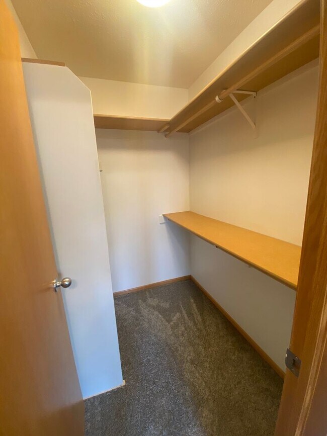 Foto del edificio - 3 Bedroom and 3 Bathroom Duplex. Available...