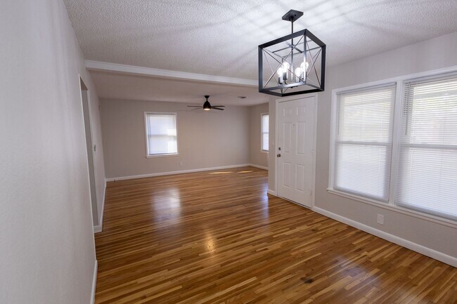Foto del edificio - 1256 N Derby Ave