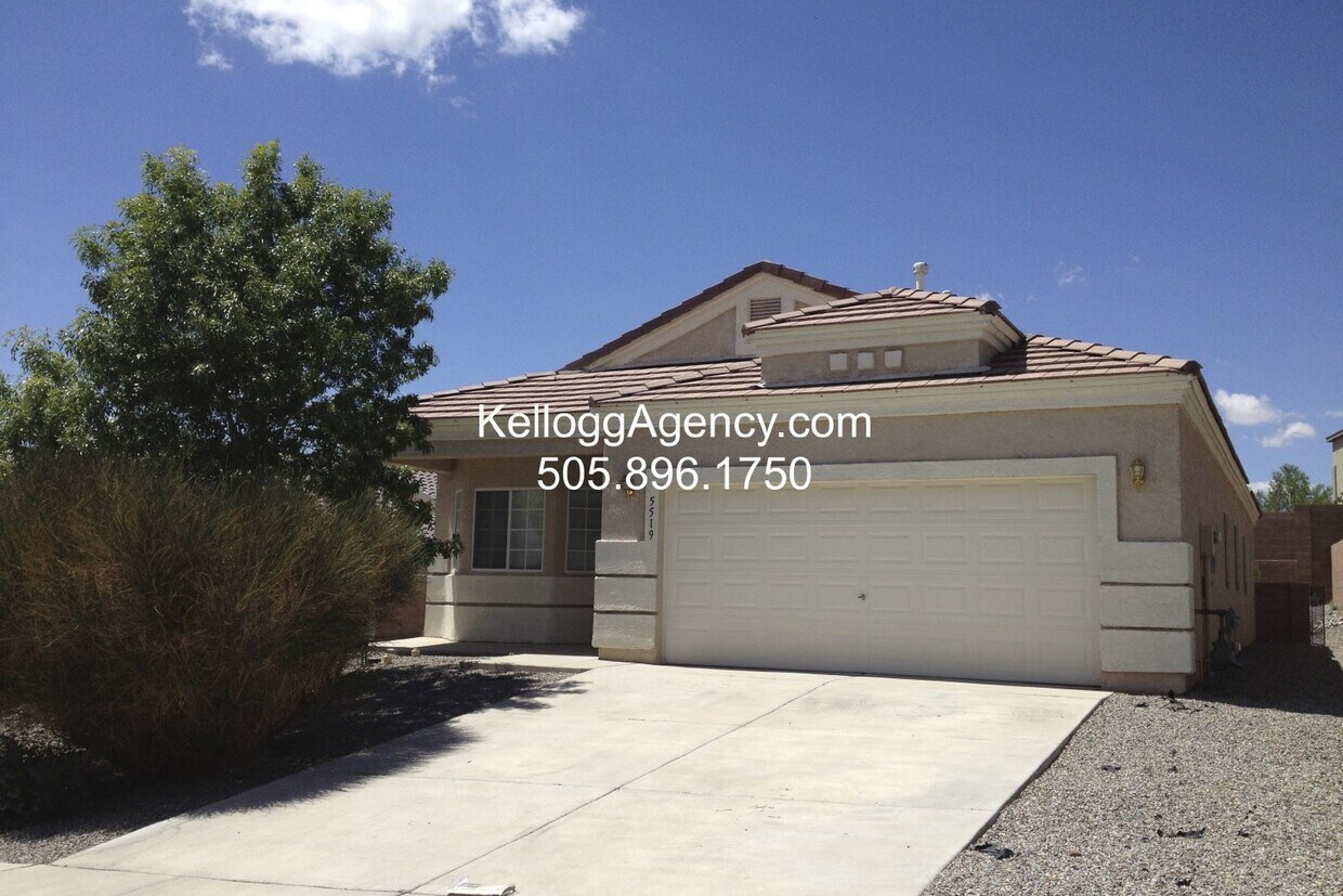Foto principal - 3BR/2Living in Enchanted Hills!