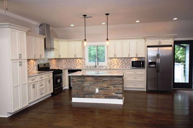 Building Photo - 3002 Laguna Dr