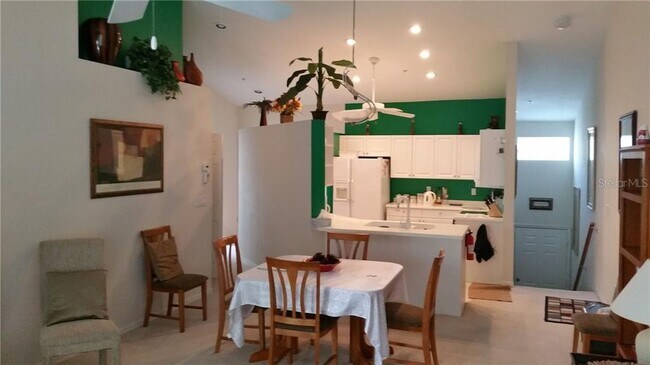 Building Photo - 6655 Pineview Terrace