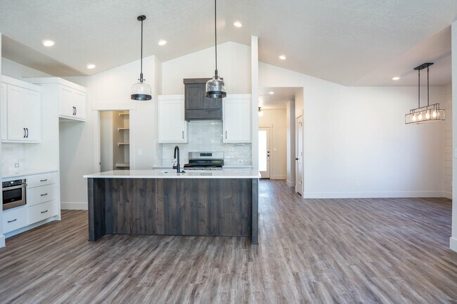 Building Photo - 270 E Rosalyn Dr