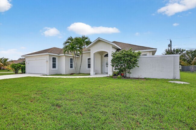 Foto del edificio - Large and Clean home on a corner lot. 3 Be...