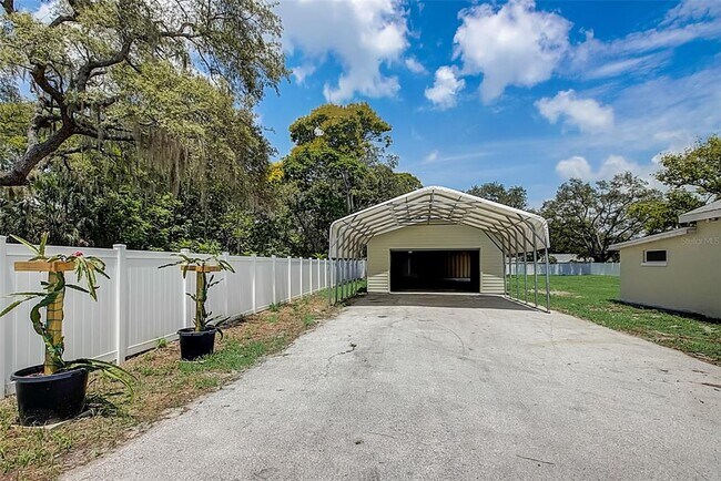 Foto del edificio - 11613 Oak Ln