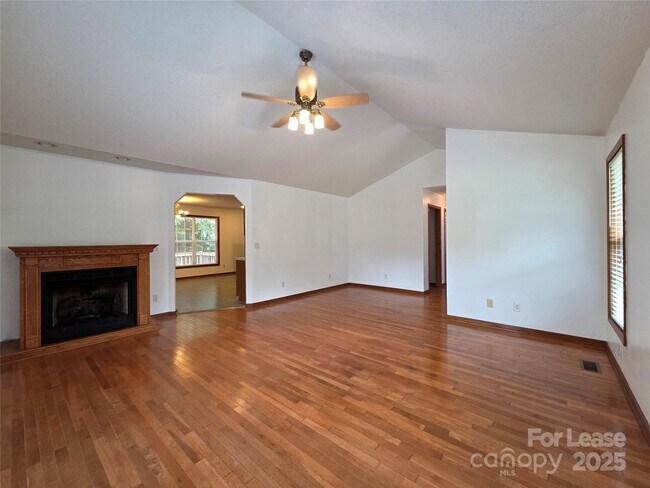 Foto del edificio - 4641 Hickory Grove Rd