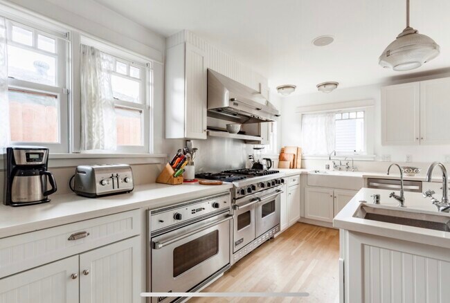 Building Photo - 825 Superba Ave