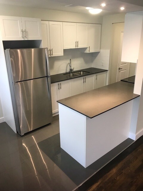 Photo du bâtiment - MIMICO WATERFRONT PARK, UNIQUE RENOVATED ART DECO BUILDING BY AWARD WINNING DESIGNER