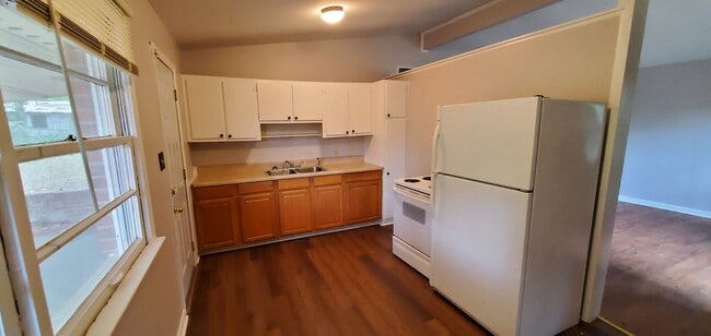 Building Photo - 3 bedroom 1 Bathroom House