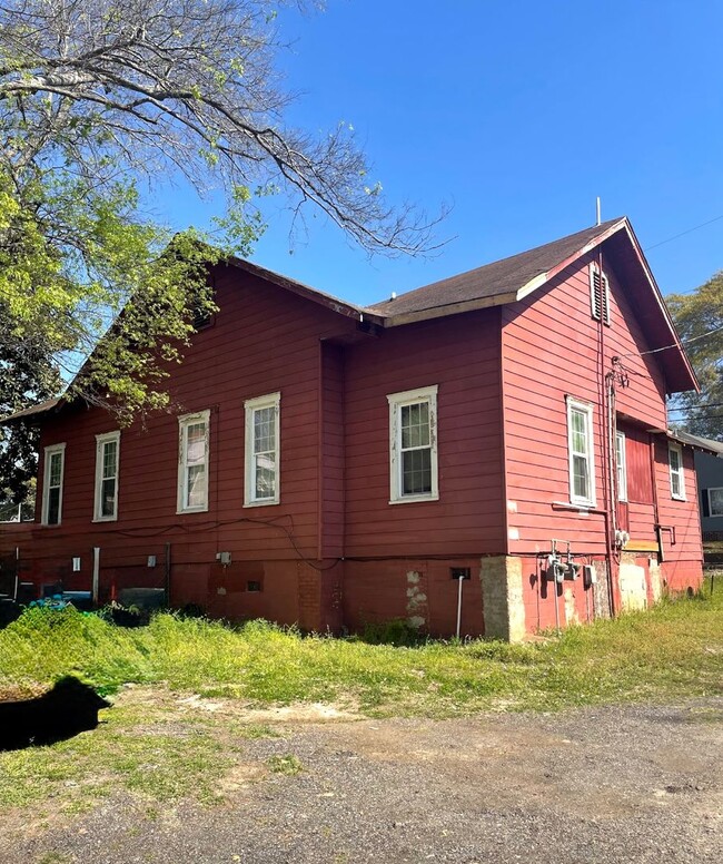 Building Photo - 3 Bedroom Duplex