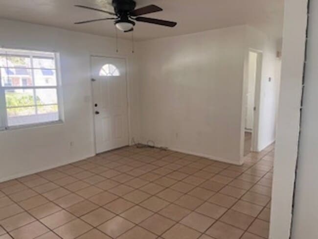 Photo - 1905 E Linda St House