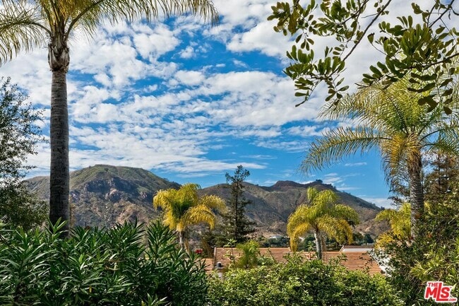 Foto del edificio - 17171 Palisades Cir