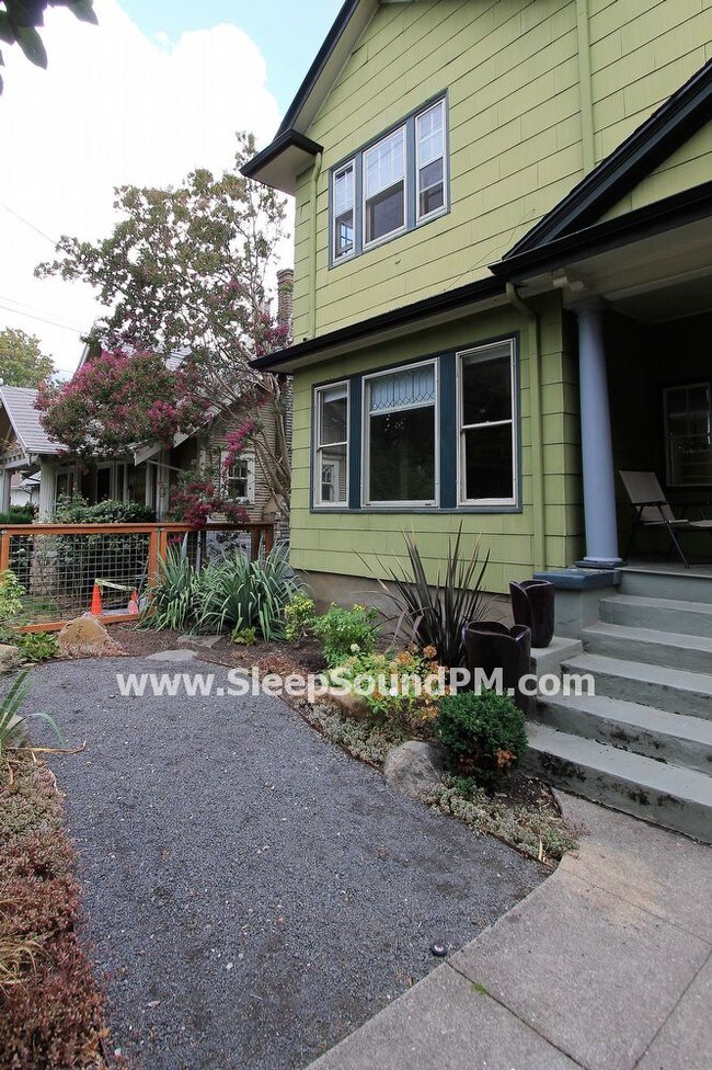 Foto del edificio - Two Bedroom Duplex with Beautiful Gardens