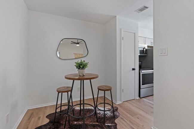 Foto del edificio - Perfectly Located 1-Bedroom Condo For Lease