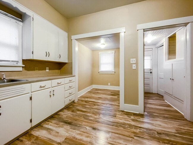 Building Photo - 2 Bed 1 Bath with Hardwood floors