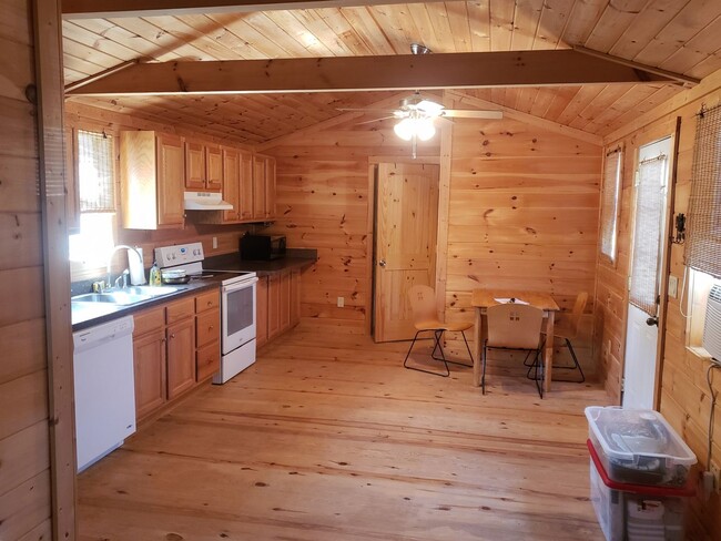 Foto del edificio - Cozy 1-Bedroom Cabin for Rent on a 4-Acre ...