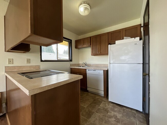 Foto del edificio - Spacious 3 Bedroom with Bonus Living Area, Patio & Built in Fireplace