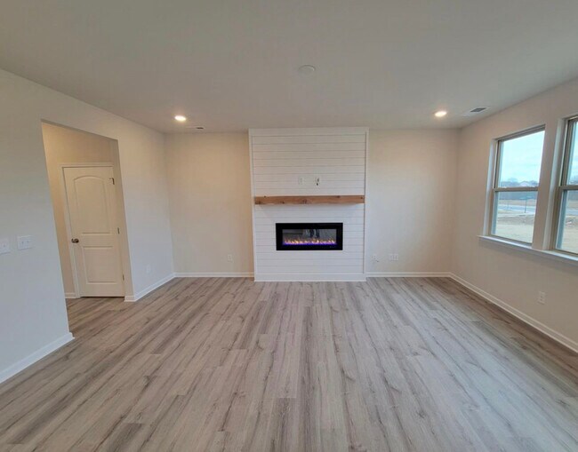 Building Photo - 3033 Eastcott Ave