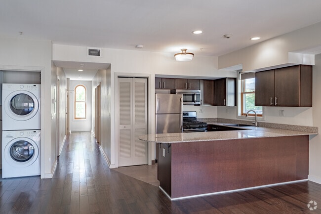 1BR, 1BA - 1000SF - Kitchen - Twain Tower