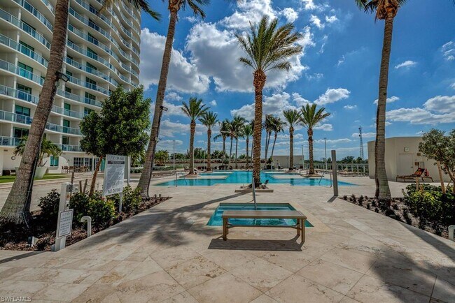 Foto del edificio - 3000 Oasis Grand Blvd