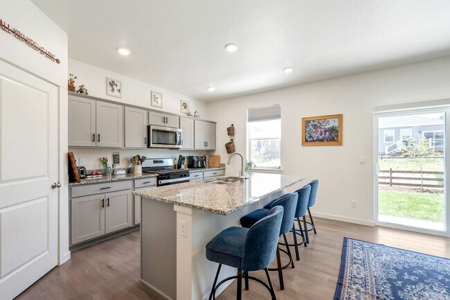 Foto del edificio - 4-Bedroom Home in Mallard Ridge with Office and Fenced Yard