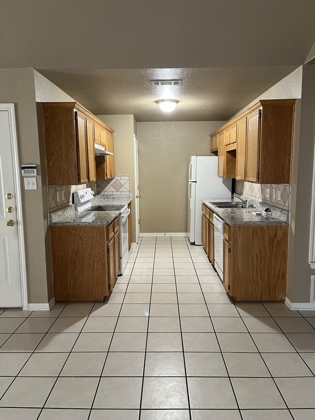 Kitchen - 4504 John David Dr