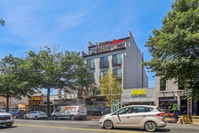 Foto del edificio - Modern 2-Bedroom with In-Unit W/D on Georg...