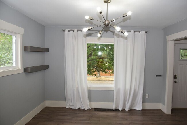 Foto del edificio - 4 bedroom 4 Bath! Updated Kitchen and Bath...