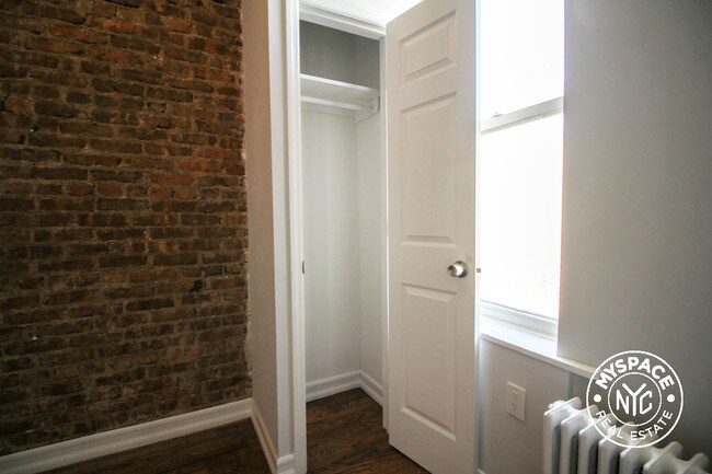 Foto del edificio - 1348 Willoughby Ave