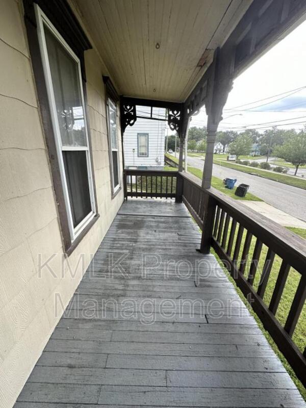 Building Photo - 573 Allyn St