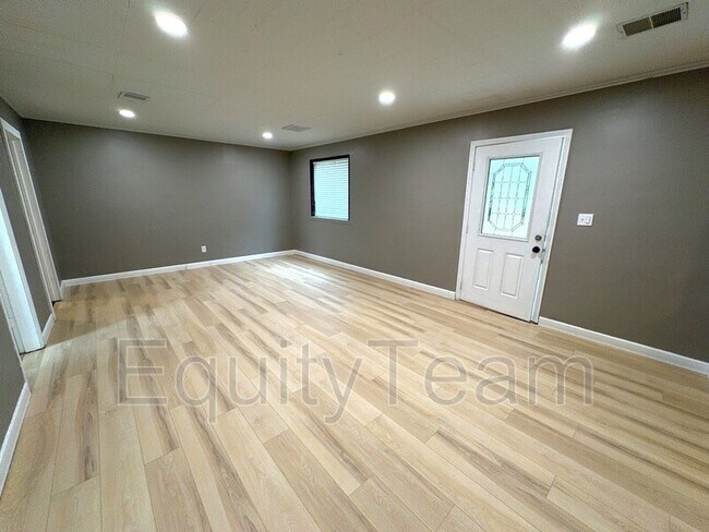 Foto del edificio - 8709 Pine Rd