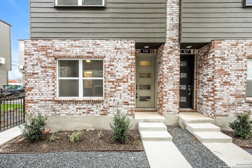 Foto principal - 210 W Poplar St