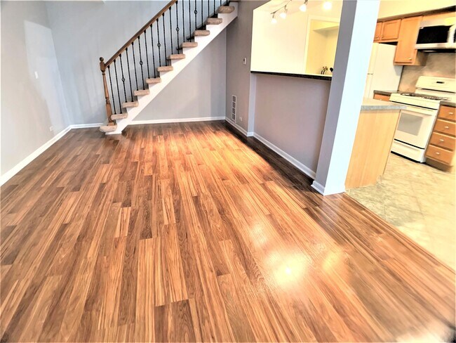 Building Photo - 1406 Cove Dr