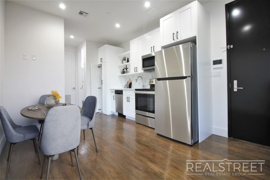 Foto principal - Stunning Brand New 2 BED with W/D in unit!