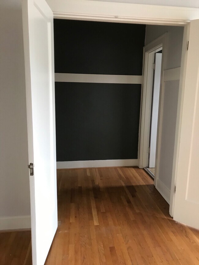 Foto del edificio - 215 E 12th St