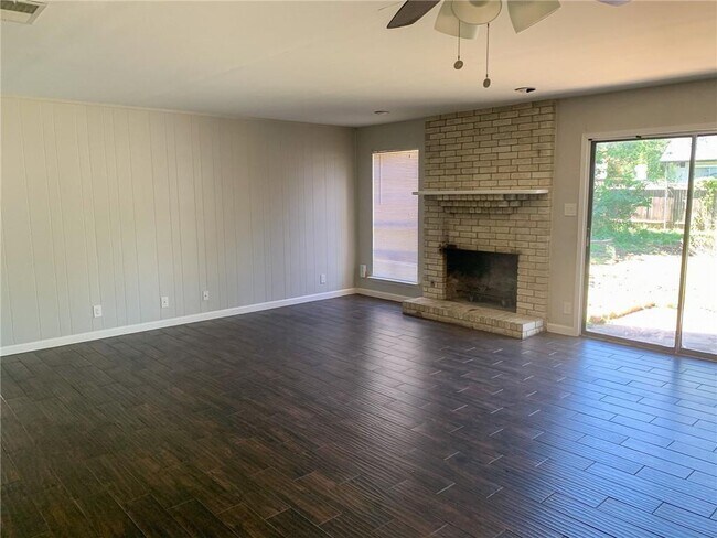 Building Photo - 802 Chisholm Valley Dr