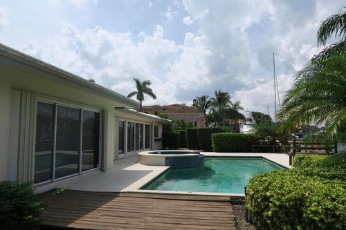 Foto del edificio - 2401 NE 31st Ct