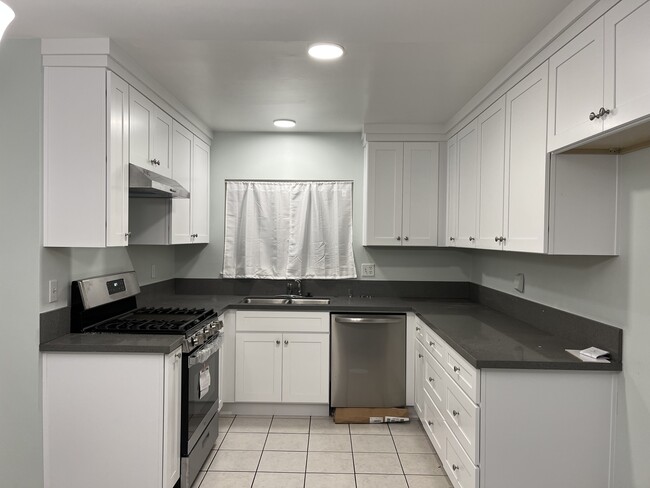 Building Photo - 24 Glenbrook Ave