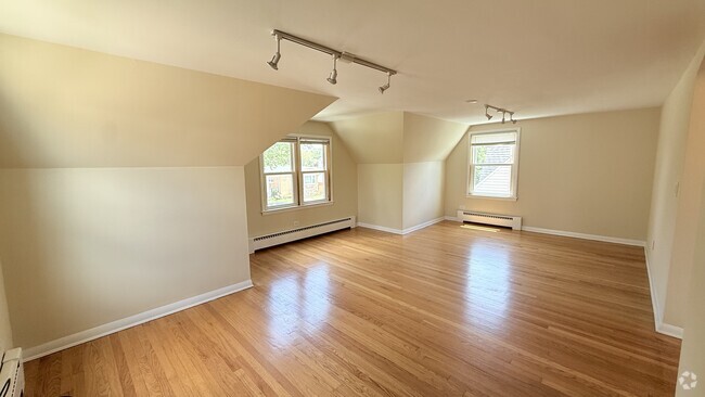Building Photo - 3030 N Oleander Ave