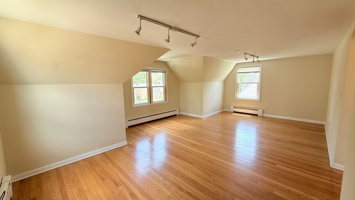 Primary Photo - 3030 N Oleander Ave