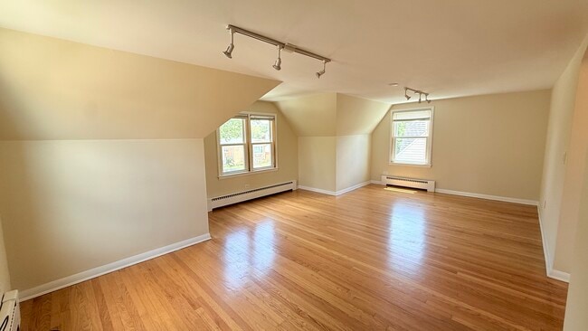 Building Photo - 3030 N Oleander Ave