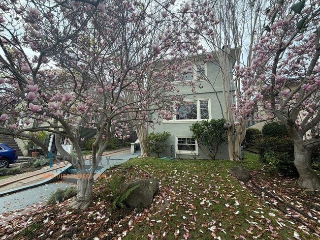 Foto del edificio - Lakeshore Craftsman with Detached Cottage and Versatile Bonus Rooms