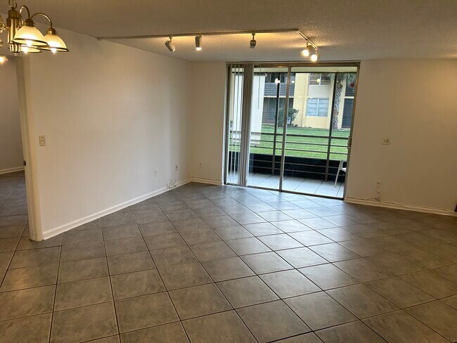 Foto del edificio - 3195 Foxcroft Rd