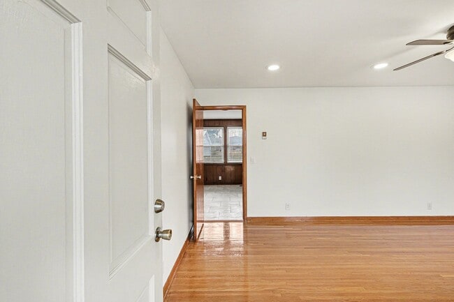 Building Photo - 3 Bedroom w/Den, 2.5 Bath-