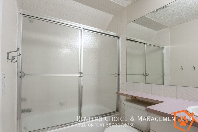 Photo du bâtiment - Pet Friendly Basement  Condo, Utilities Included, Laundry In Unit