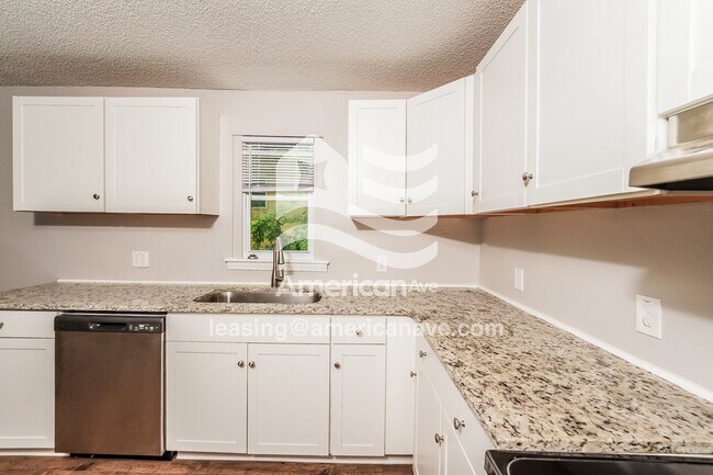 Building Photo - 820 Vanderbilt St