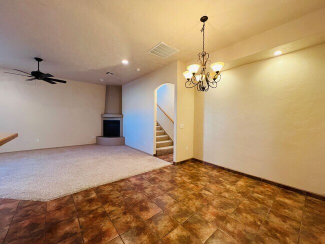 Foto del edificio - Beautiful & unique 4 bed 2 bath 2 story home!