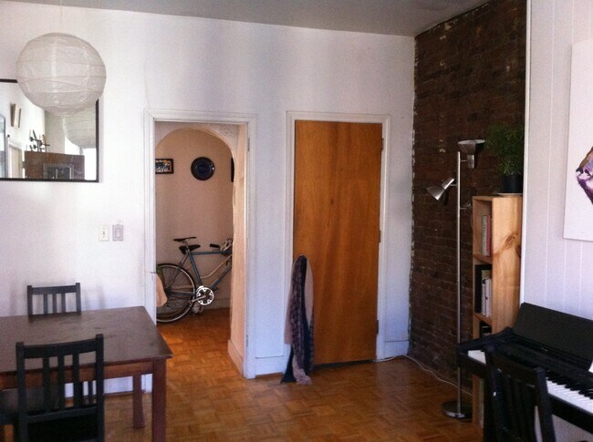 Sala de estar parcial - 10 Wigglesworth St