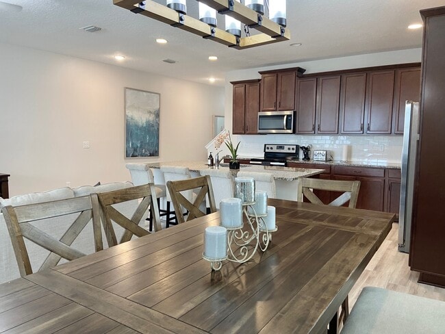 Building Photo - 1547 Carey Palm Cir