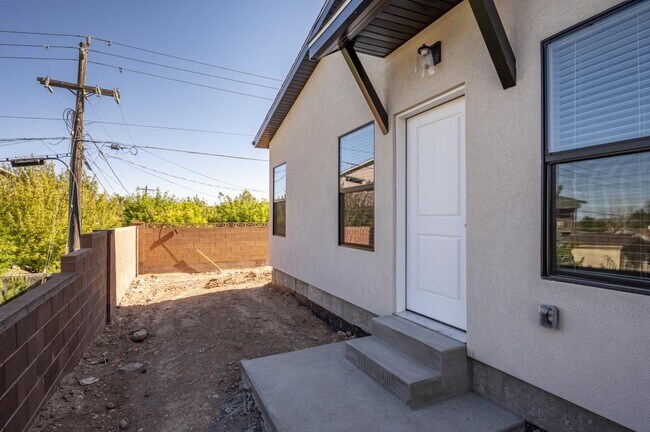 Building Photo - 67 E 820 S